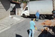 Caminhão invade quintal de casa e quase atinge crianças durante manobra