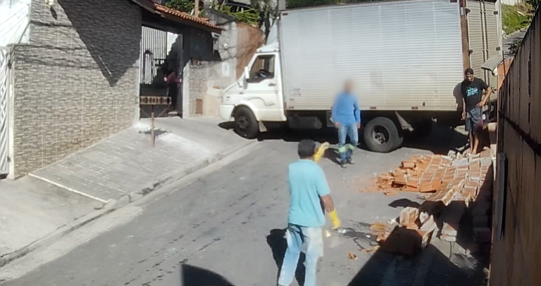 Caminhão invade quintal de casa e quase atinge crianças durante manobra