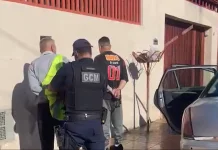 Dupla suspeita de usar uniforme falso para furtar moradores é detida