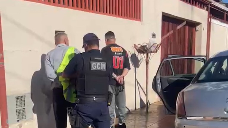 Dupla suspeita de usar uniforme falso para furtar moradores é detida