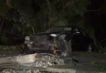 Carro derruba poste e deixa duas jovens feridas em Campinas