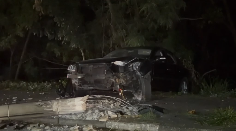 Carro derruba poste e deixa duas jovens feridas em Campinas