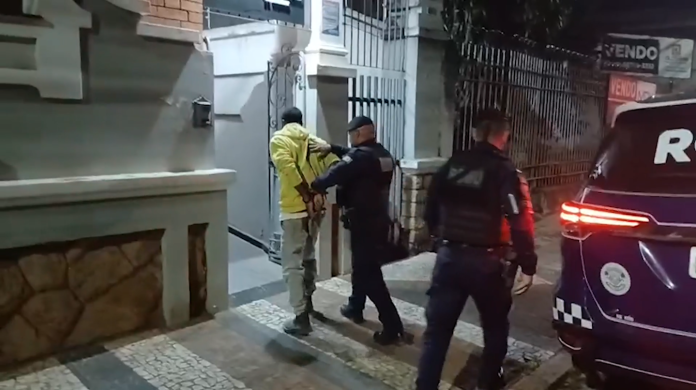 Homem é preso após agredir companheira e ferir o próprio filho de 5 anos