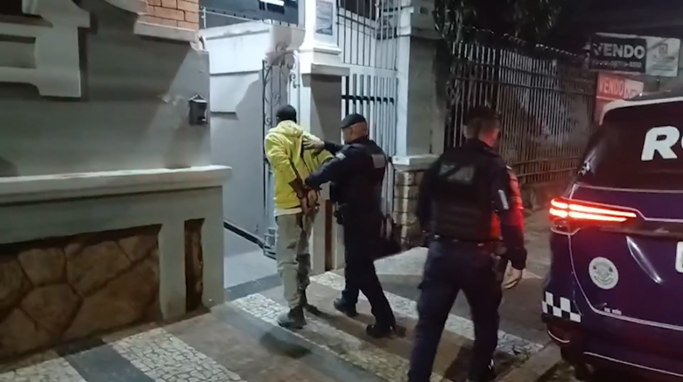 Homem é preso após agredir companheira e ferir o próprio filho de 5 anos