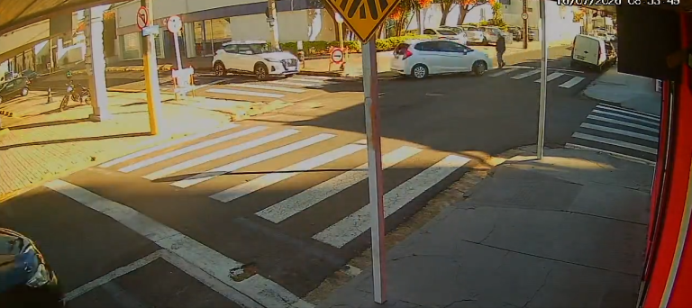 Vídeo: Idoso é atropelado atravessando a faixa de pedestres em Botucatu