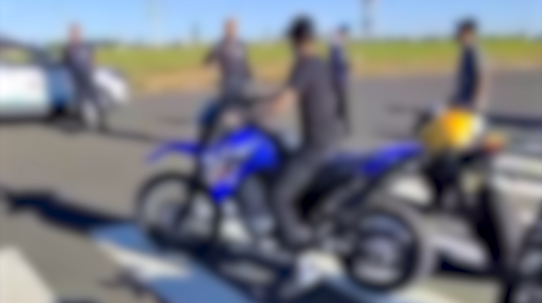 Influenciador grava manobras de moto atrás de viatura da Guarda
