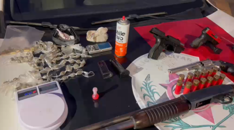 Polícia apreende armas, munições e drogas em Bayeux; três homens são presos e adolescente é apreendido
