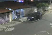 Mãe evita que filho seja levado durante roubo de carro em Campinas