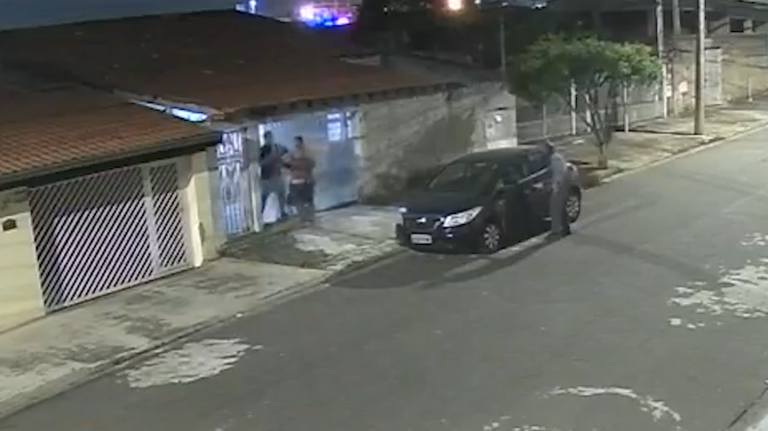Mãe evita que filho seja levado durante roubo de carro em Campinas