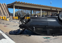 Momento em que carro destrói praça de pedágio e mata motorista