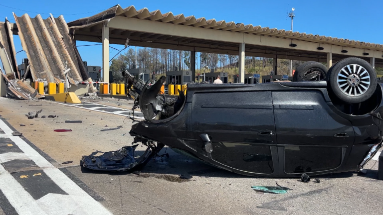 Momento em que carro destrói praça de pedágio e mata motorista