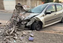 Motorista perde o controle, derruba poste e deixa moradores sem energia em Campinas