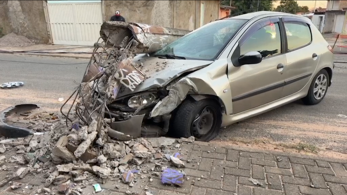 Motorista perde o controle, derruba poste e deixa moradores sem energia em Campinas Motorista perde o controle, derruba poste e deixa moradores sem energia em Campinas