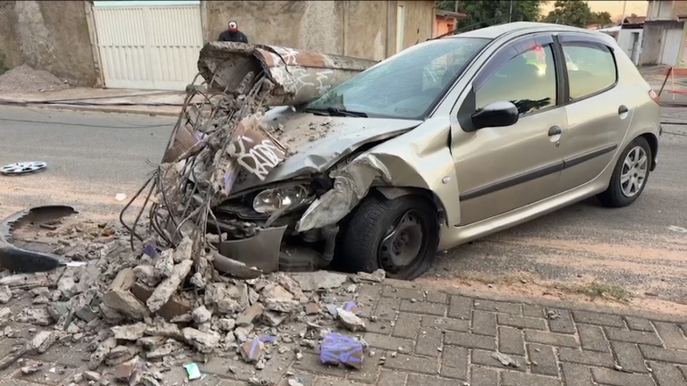 Motorista perde o controle, derruba poste e deixa moradores sem energia em Campinas