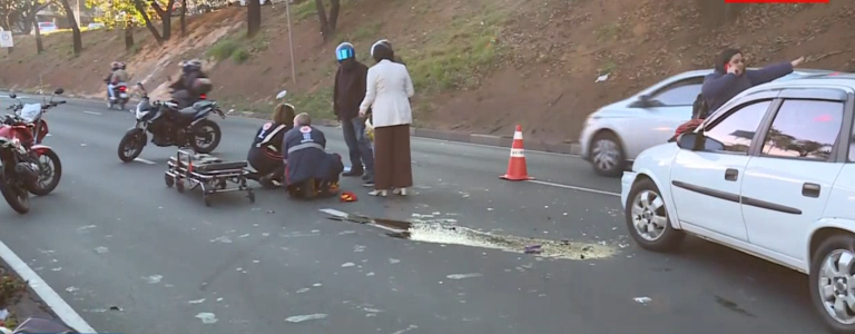 Acidente entre carro e moto deixa motociclista ferido na Prestes Maia