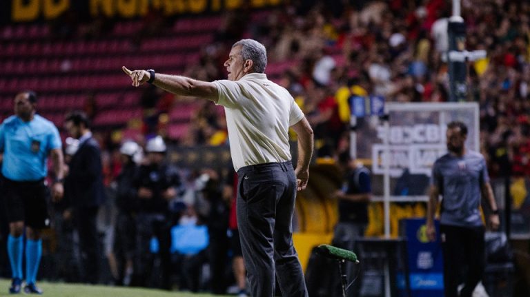 Após empate, Cláudio Tencati elogia entrega tática dos jogadores e vê time em evolução