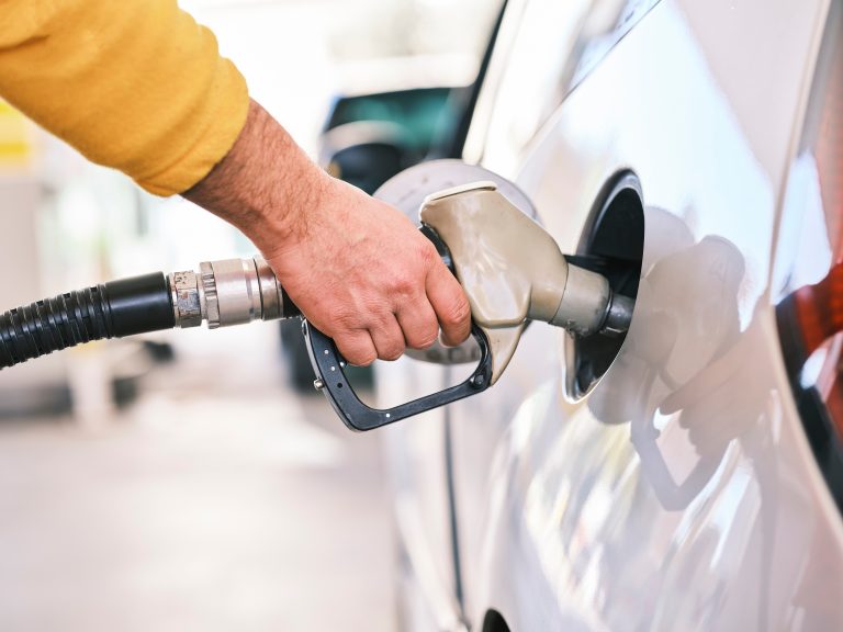 Preço da gasolina se mantém estável em João Pessoa, enquanto etanol sobe até R$ 0,30