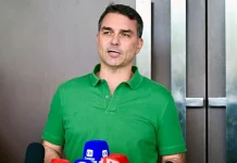 Flávio Bolsonaro adia visita à Paraíba e remarca agenda para agosto