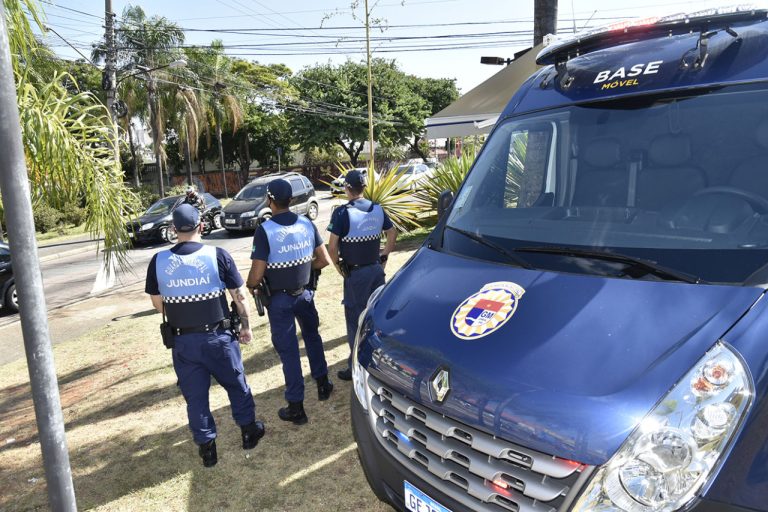 Homem é preso após agredir filha de oito anos com o cabo de um rodo