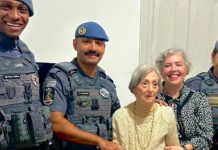 Idosa que sofreu engasgo reencontra policiais que ajudaram a salvar sua vida em Santos