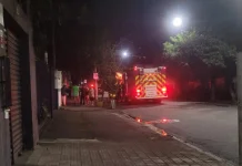 Incêndio atinge dois caminhões em garagem no bairro Macuco, em Santos; VÍDEO