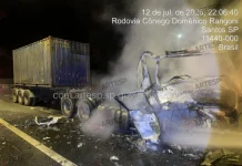 Colisão entre carretas causa incêndio em rodovia de cidade do litoral de SP