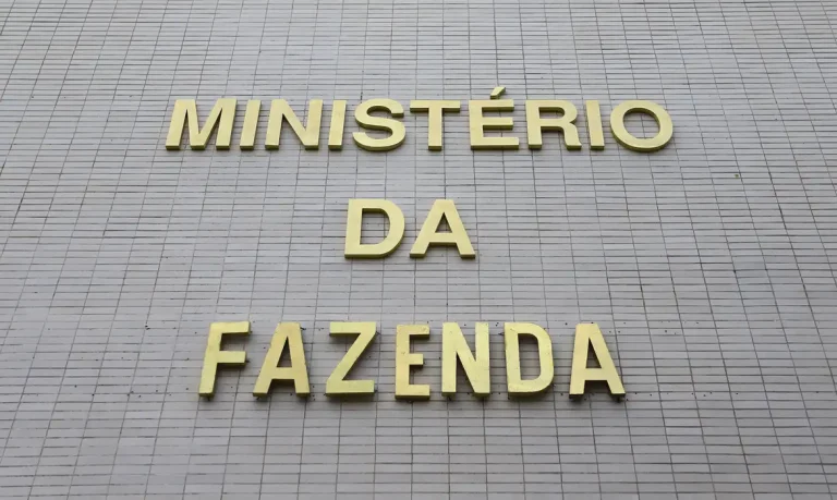 Precatórios entram na conta e déficit primário recua para R$ 52 bilhões