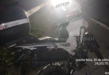 Motocicleta da polícia é atingida por carro durante atendimento em rodovia de Itanhaém; PM fica ferido