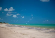 Polícia investiga condomínio suspeito de despejar esgoto no mar de Camboinha