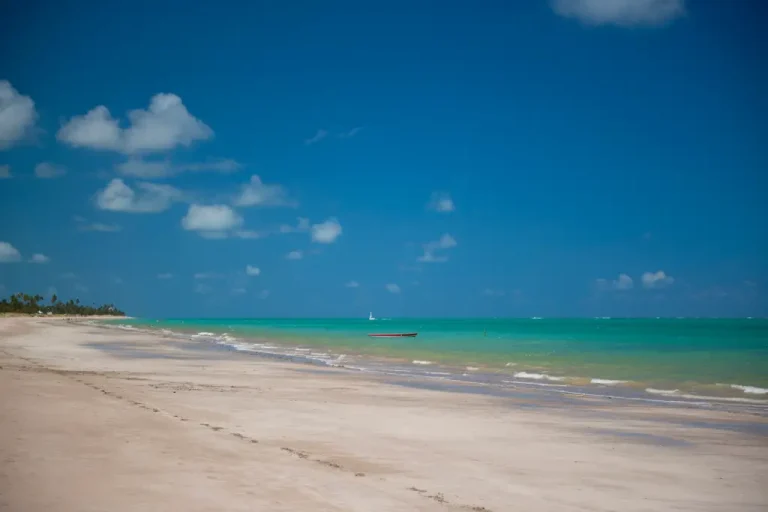Polícia investiga condomínio suspeito de despejar esgoto no mar de Camboinha