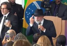 Lula mostra dedo do meio durante evento do governo