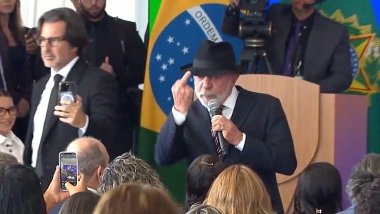 Lula mostra dedo do meio durante evento do governo