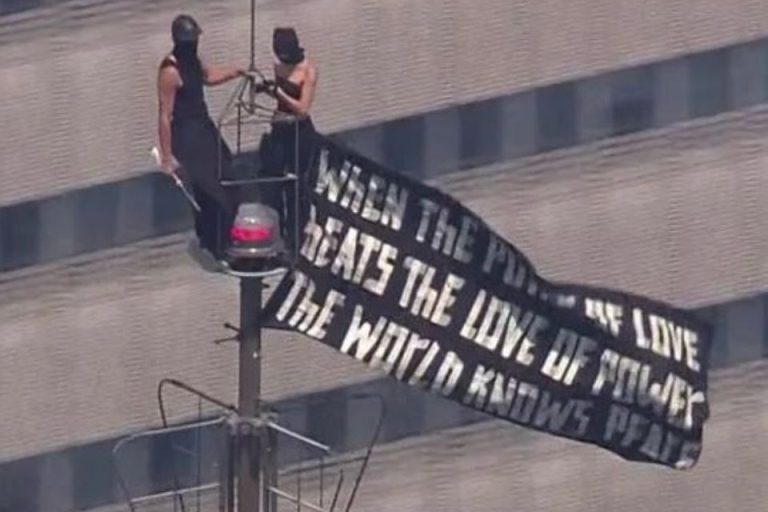 Casal é preso após subir ao topo do Empire State Building em Nova York