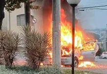 Carro bate em poste, pega fogo e deixa dois jovens feridos em Capivari