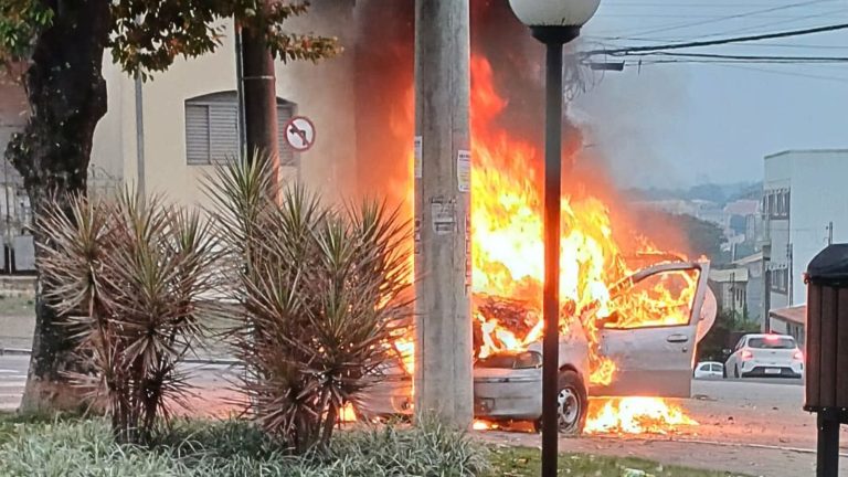 Carro bate em poste, pega fogo e deixa dois jovens feridos em Capivari