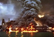 Petroleiro explode no Estreito de Hormuz após desviar de rota do Irã