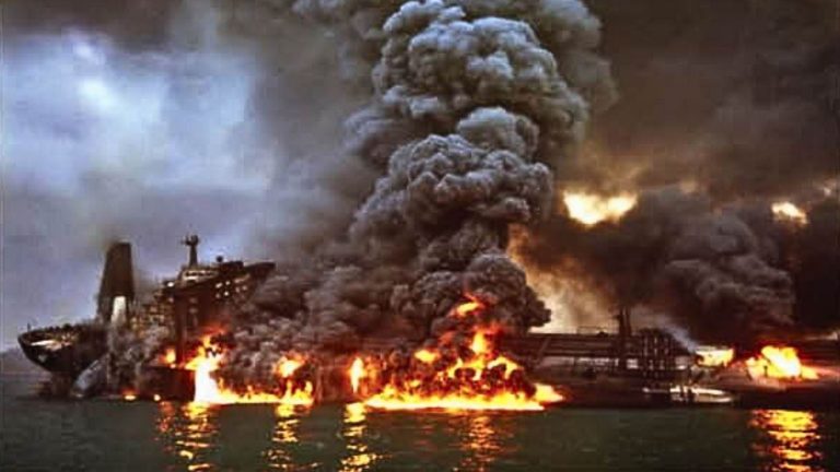 Petroleiro explode no Estreito de Hormuz após desviar de rota do Irã
