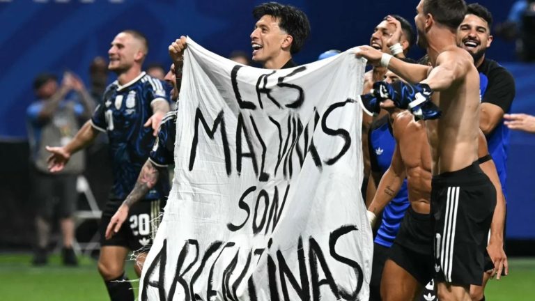 Fifa avalia possível punição à Argentina por faixa sobre as Malvinas na Copa