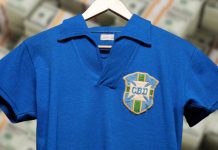 Camisa histórica de Pelé bate R$ 25 milhões em leilão internacional