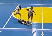 Vídeo: Jogadora é suspensa após agredir adversária com chutes em jogo de futsal.