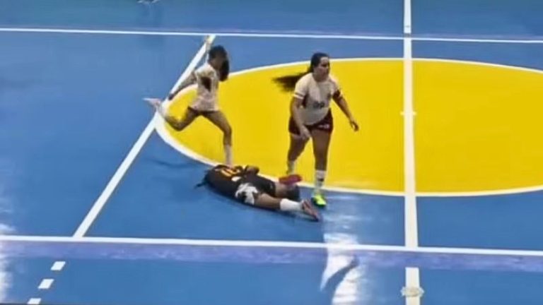 Vídeo: Jogadora é suspensa após agredir adversária com chutes em jogo de futsal.