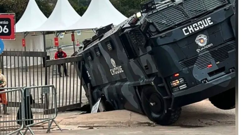 Chão cede na entrada do Morumbis e caminhão da Tropa de Choque afunda