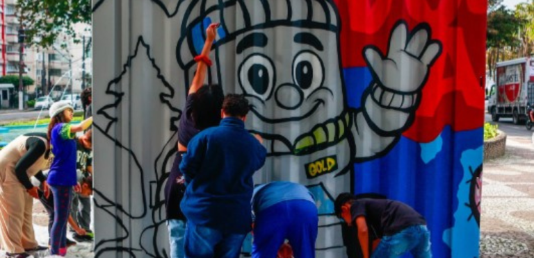 Container da Felicidade arrecada agasalhos em Santos