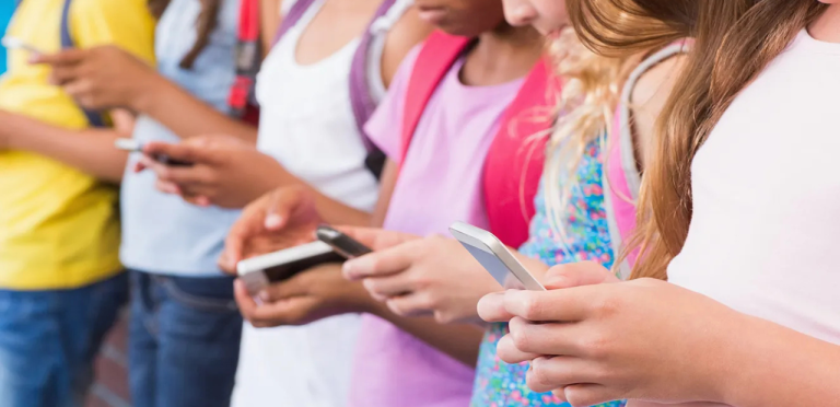Mais de 90% das crianças e adolescentes utilizam internet regularmente