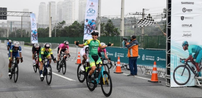 Ciclista santista é bicampeã de tradicional prova de ciclismo