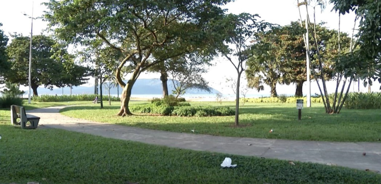 Vereador propõe proibição de fumar na praia em Santos