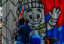 Container da Felicidade arrecada agasalhos em Santos