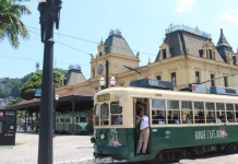Bonde oferece roteiro e atrações para crianças em Santos