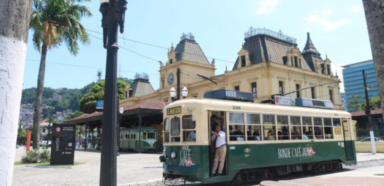 Bonde oferece roteiro e atrações para crianças em Santos