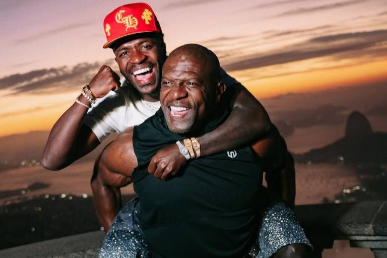 Vini Jr. encontra Terry Crews no Cristo Redentor após meme de ‘As Branquelas’